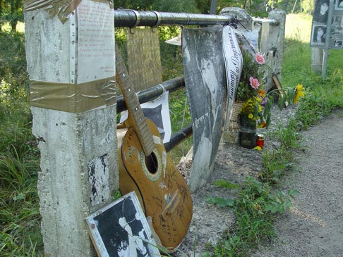 Импровизированный мемориал на месте гибели Виктора Цоя на 35 километре шоссе Слока-Талси в Латвии