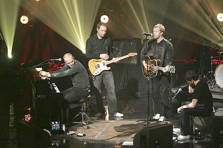 Летом Coldplay запишут концертный альбом, который будет бесплатно раздаваться посетителям концертов группы. Об этом заявил фронтмен группы Крис Мартин, по словам которого, таким образом Coldplay хотят поддержать поклонников во времена рецессии.