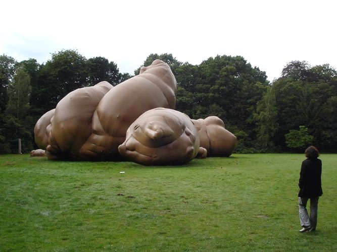 Гигантскую надувную собачью какашку работы американца Пола Маккарти унесло ветром с выставки в саду швейцарского музея.