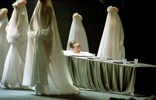 Сцена из спектакля «Дачники» в постановке Евгения Марчелли на сцене Омского академического театра драмы