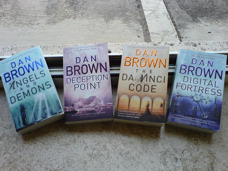 Американский писатель Дэн Браун дописывает третий роман про гарвардского профессора Роберта Лэнгдона, регулярно попадающего в таинственные истории с религиозно-детективным уклоном.