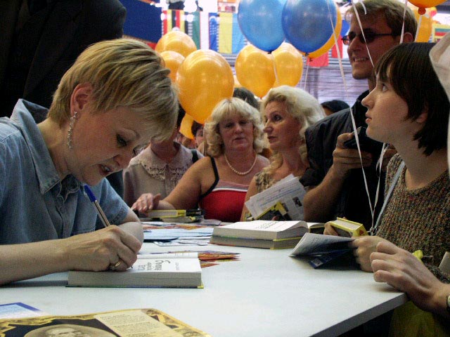 По итогам первой половины 2008 года Дарья Донцова уверенно удержала первое место по суммарному тиражу изданий.