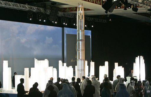 Самое высокое здание мира находится в эмирате Дубаи: башня Burj Dubai, строительство которой будет закончено в следующем году, уже достигает высоты в 707 метров и должна дойти до 818 м. Однако строители эмирата собираются побить этот рекорд: здесь планируют возвести башню высотой больше километра.