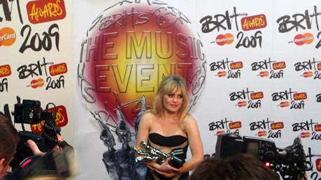Валлийская певица Даффи стала главной победительницей на музыкальной премии BRIT Awards, получив призы сразу в трех категориях.