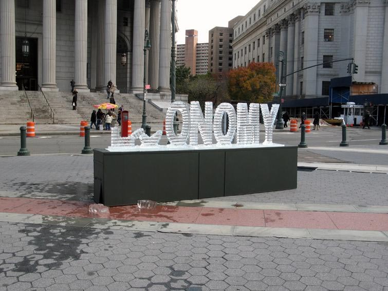 На Манхеттене в среду установили 700-килограммовое слово Economy, вырубленное изо льда. Таяние мировой экономики представили публике художники Нора Лигорано и Маршалл Рис.