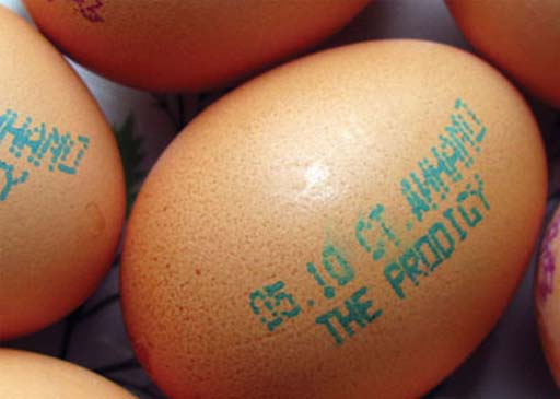 Реклама концерта британских электронщиков The Prodigy, который состоится в Минске 5 сентября, размещена на куриных яйцах.