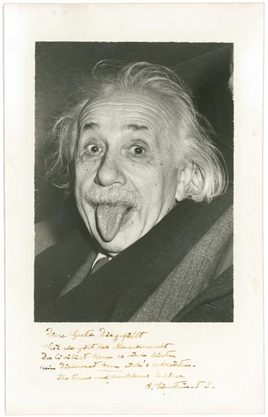 В США продан оригинал знаменитой фотографии, изображающая Альберта Эйнштейна с высунутым языком. Фото ушло на аукционе RRauction.com за $74,3 тысячи.