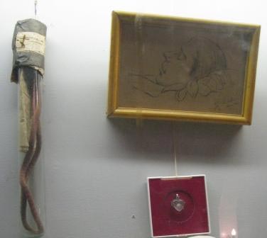На российском интернет-аукционе Molotok.ru выставлен комплект вещей, связанных с Сергеем Есениным. Среди вещей заявлена веревка, на которой повесился поэт.