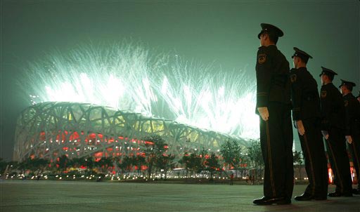 Два ключевых номера на церемонии открытия Олимпиады в Пекине оказались сфальсифицированными. Гимн «Ода родной стране» пела не та девочка, которая стояла на сцене, а кадры фейерверков в телетрансляции представляли собой компьютерный монтаж.