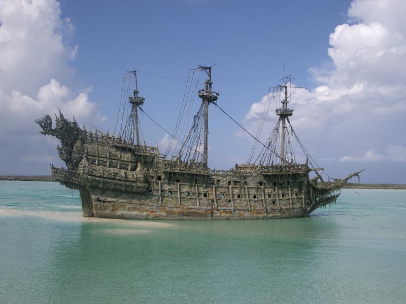 «Летучий голландец» из первой части «Пиратов Карибского моря» (2003)