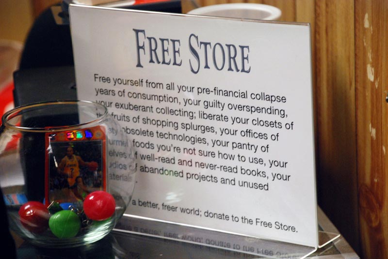В Нью-Йорке открыт «Бесплатный магазин», который полностью соответствует своему названию. Затея является арт-проектом двух художниц, Афины Роблз и Анны Стин.