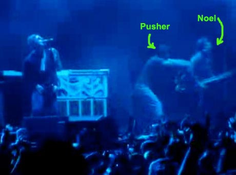 Лидер английской группы Oasis Ноэль Галлахер попал в больницу с подозрением на перелом ребра и травму связок после того, как выскочивший на сцену мужчина набросился на него во время выступления группы на фестивале в Торонто.