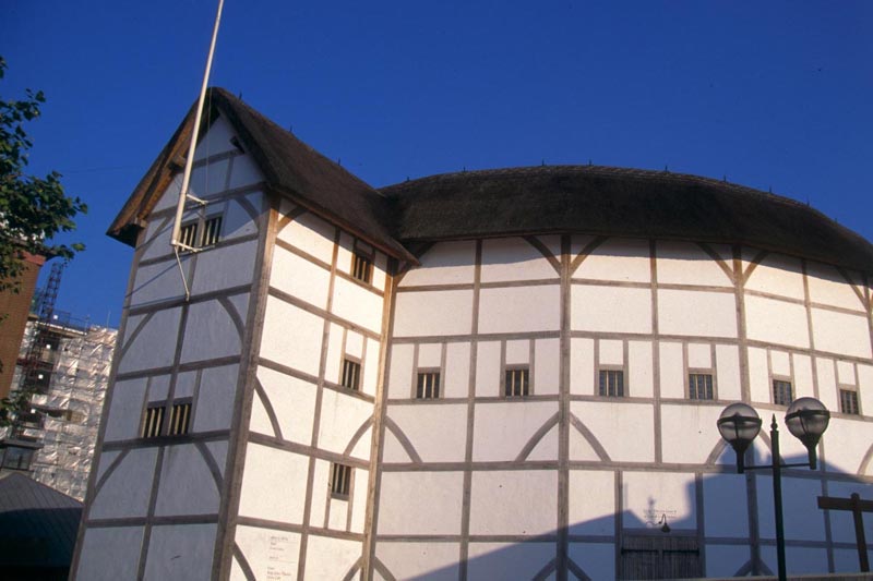 Лондонский театр «Глобус», который является реконструкцией оригинального театра Шекспира, получил в подарок коллекцию редких текстов, связанных с Шекспиром.