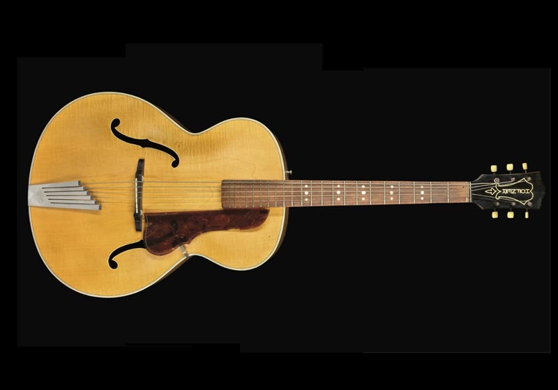 Аукционный дом Christie’s продал одну из первых гитар Джона Леннона, выручив за нее 205 тысяч фунтов при эстимейте 100-150 тысяч фунтов.