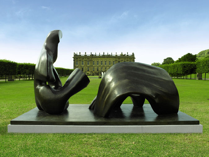 Скульптура Генри Мура  Three Piece Reclining Figure: Draped  (1975) в парке Чатсуорт-хаус, резиденции герцогов Девонширских