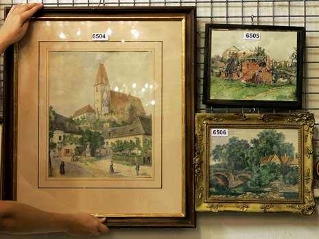 Очередная порция картин Гитлера, выставленная на торги, не остались без покупателей. Три акварели, авторство которых приписывается фюреру, были проданы в Баварии за 42 тысячи евро.