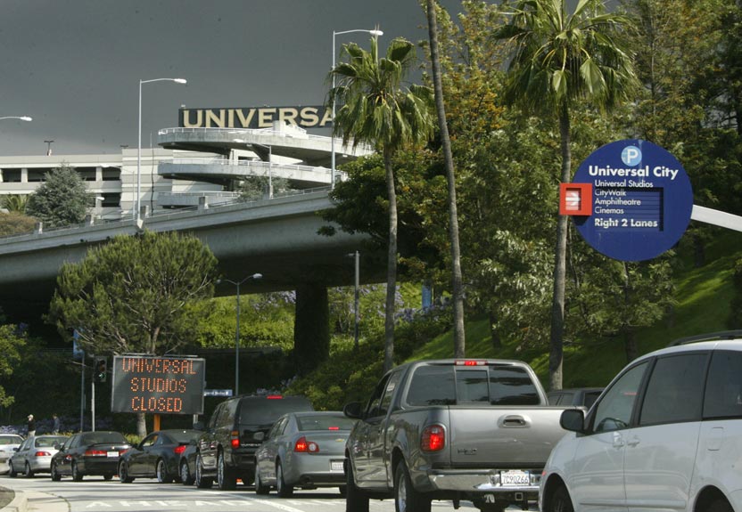 Автомобильная пробка у въезда в парк развлечений Universal Studios в Голливуде