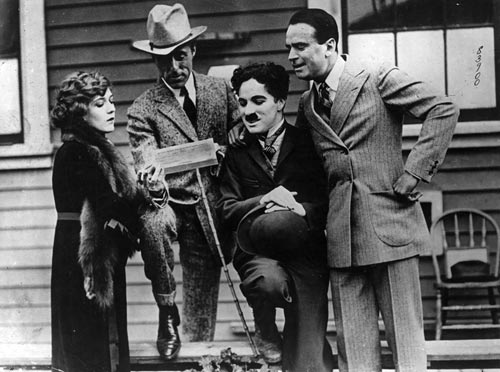  Чарльз Спенсер Чаплин, Мэри Пикфорд, Дуглас Фэрбенкс Варк Гриффит в день создания United Artists corporation 