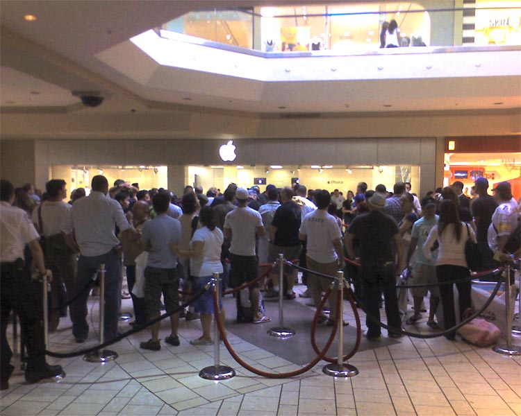 Очередь в магазине Apple в первый день продажи iPhone. Беверли-Хиллз. 2007