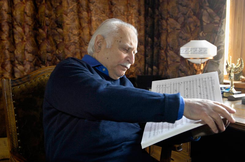 27 декабря на 87-м году жизни в поселке Сиверский Ленинградской области скончался известный композитор Исаак Шварц.
