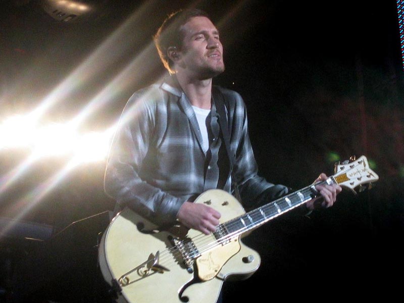 Пока бас-гитарист Red Hot Chili Peppers учится музыке в университете, гитарист Джон Фрусчанте завел блог и проводит в нем уроки музыки.