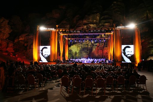 Теноры Хосе Каррерас, Пласидо Доминго, Андреа Бочелли, а также Боно из U2 и Стинг спели в память о Лучано Паваротти в иорданской Петре.