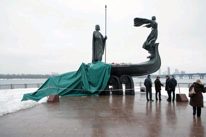В Киеве обрушился один из самых известных монументов украинской столицы – памятник основателям города. В украинском МВД, впрочем, уже заверили, что «никакого криминала там нет».