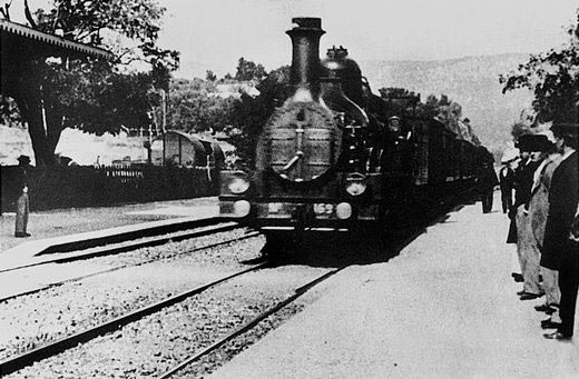 Кадр из фильма братьев Люмьер «Прибытие поезда на вокзал Ла-Сиоты». 1896