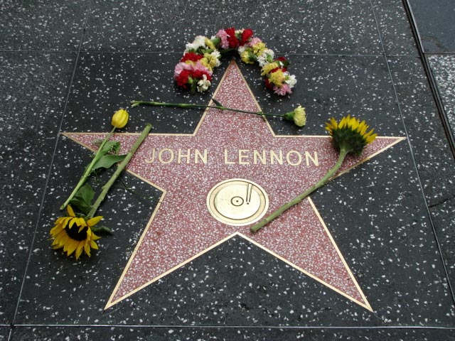 С Аллеи славы в Голливуде исчезла звезда, посвященная Джону Леннону. Официальных комментариев пока нет, не исключено, что звезду украли.