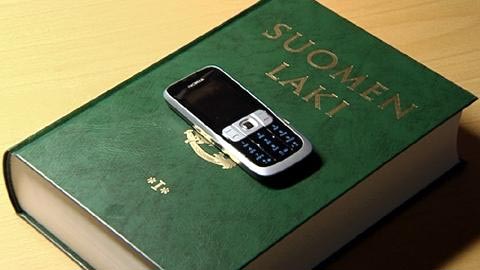 Финляндия приняла закон Lex Nokia, который позволяет работодателям отслеживать электронную почту сотрудников, подозреваемых в нарушении закона.