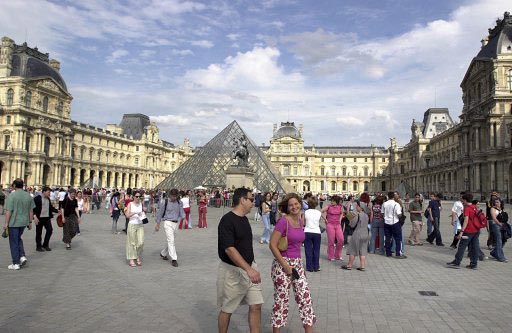 Парижский Лувр в 2007 году посетили почти 8,3 млн человек. Далее в рейтинге популярности идут лондонские Британский музей и Галерея Тейт, нью-йоркский Метрополитен, музеи Ватикана, лондонская Национальная галерея.