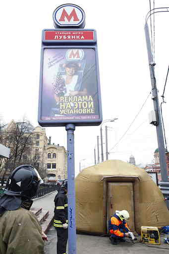 Мобильный госпиталь у входа на станцию метро «Лубянка». Москва, 29 марта 2010 года - Андрей Стенин
