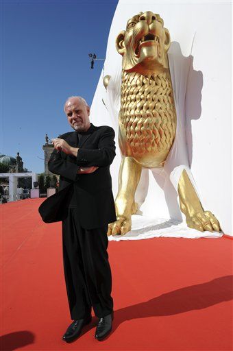 Директор фестиваля Марко Мюллер (Marco Muller) на фоне Дворца Кино накануне открытия фестиваля
