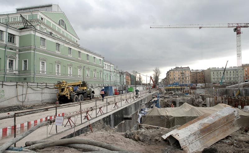 В Петербурге начато возведение стен здания второй сцены Мариинского театра. Однако альтернативы проекту Доминика Перро, отвергнутому в 2008 году, так и не найдено.