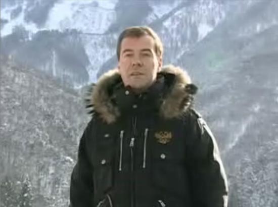Президент РФ Дмитрий Медведев, который завел свой видеоблог в октябре 2008 года, впервые ответил в нем на комментарии пользователей. При этом президент предпочел высказаться не об экономическом кризисе, а о проблемах массового спорта.
