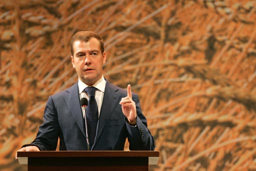 Президент России Дмитрий Медведев попробовал свои силы в журналистике, написав статью, которая опубликована в ряде зарубежных СМИ. Совсем недавно в роли журналиста выступил и премьер РФ Владимир Путин.
