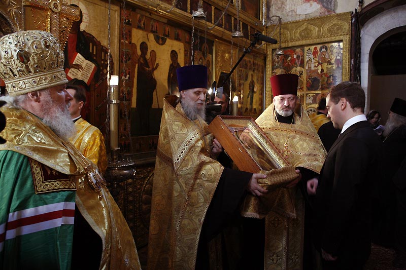 Патриарх Алексий II дарит Дмитрию Медведеву Владимирскую икону Божией Матери. 2008