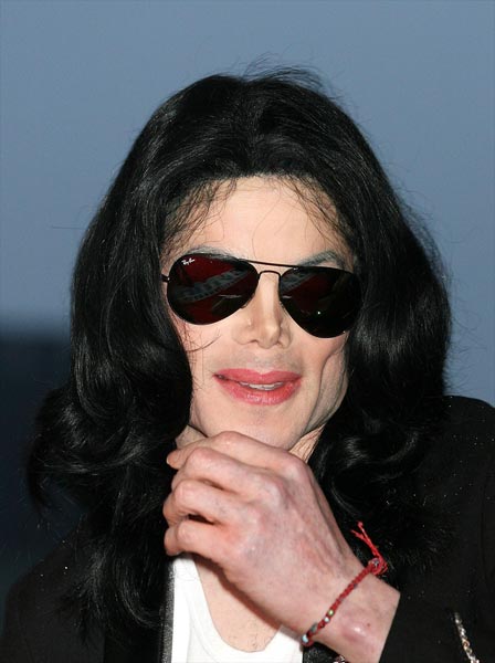 Представитель Майкла Джексона опроверг информацию о том, что певец ослеп на один глаз и нуждается в срочной пересадке легкого. Слухи были названы «абсолютной фабрикацией».