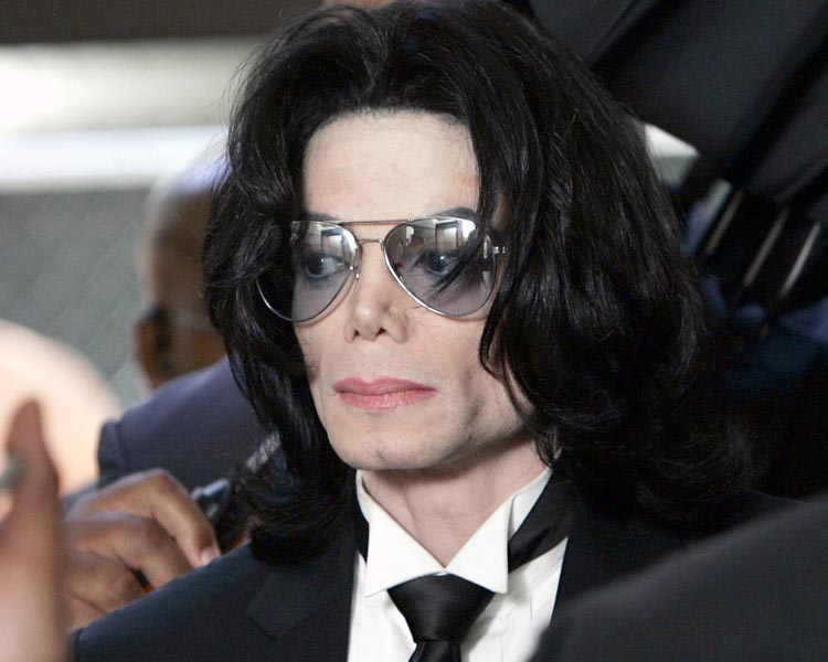 50-летний «король поп-музыки» Майкл Джексон возвращается в шоу-бизнес. Во всяком случае, об этом пишет британский таблоид Daily Star, по данным которого в 2009 году Джексон выпустит новый альбом и поедет в мировое турне.