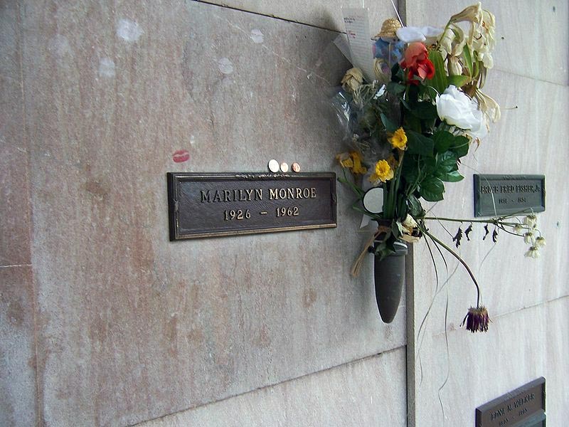 Ячейка кладбищенского склепа, расположенная прямо над саркофагом Мэрилин Монро, не нашла покупателя на открытом аукционе. Владельцы оценивали место рядом с Монро в $5 млн.