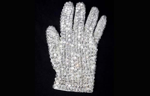 Знаменитая перчатка со стразами, которая принадлежала Майклу Джексону, была продана на аукционе в Нью-Йорке за $350 тысяч. Теперь ее увезут в «азиатский Лас-Вегас».