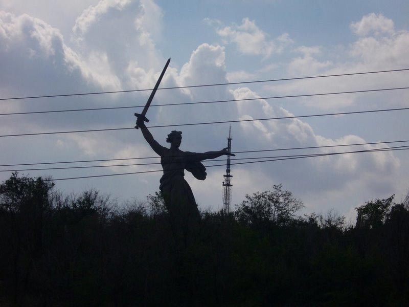 Скульптура «Родина-мать зовет!» на Мамаевом кургане в Волгограде накренилась на 211 мм. Об этом заявили в музее-заповеднике «Сталинградская битва». Ранее состояние 85-метрового монумента обследовала специальная комиссия.