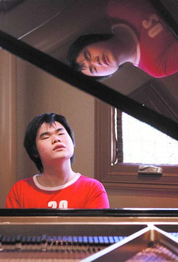 Одним из двух лауреатов 13-го Международного фортепианного конкурса имени Ван Клиберна стал слепой от рождения японец Нобуюки Цудзи.