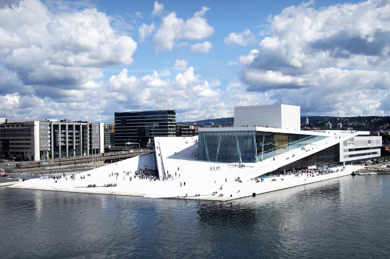 Здание Норвежской национальной оперы и балета в Осло