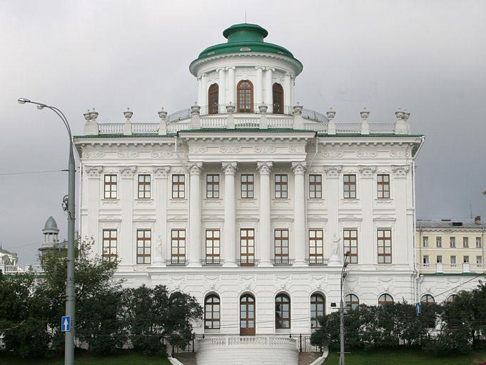 В Москве завершена реставрация Дома Пашкова, продолжавшаяся более двух десятилетий. Расположенное в нем отделение Российской государственной библиотеки на этой неделе открылось для публики.