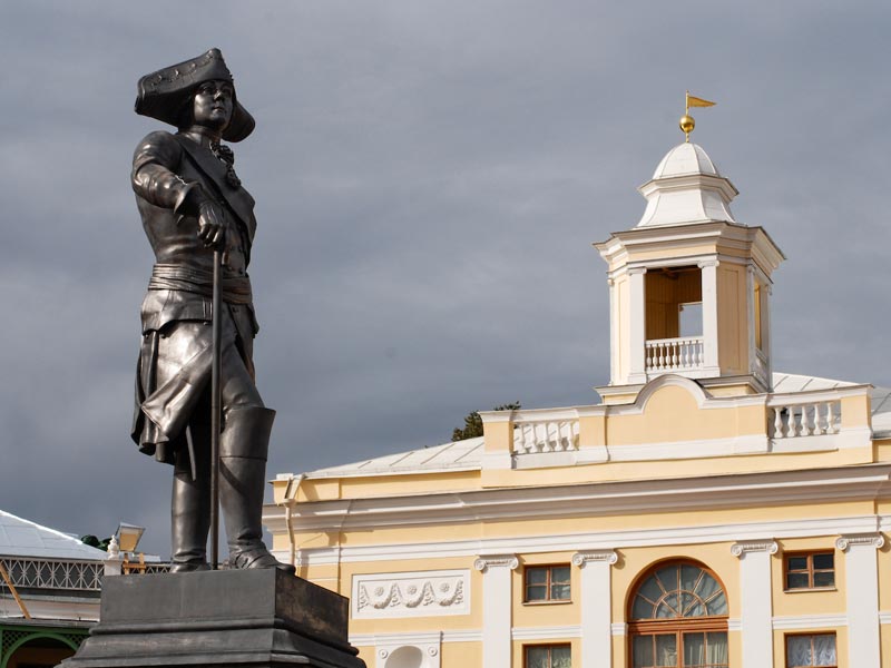 Представители музейного комплекса в Павловске заявили, что установленный здесь памятник Павлу I не нуждается в замене, несмотря на образовавшуюся на нем трещину.