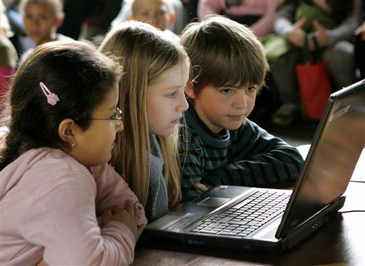 В младших классах школ Великобритании могут ввести обязательное изучение интернета. Такое предложение содержится в докладе Джима Роуза, бывшего генерального инспектора английских школ.