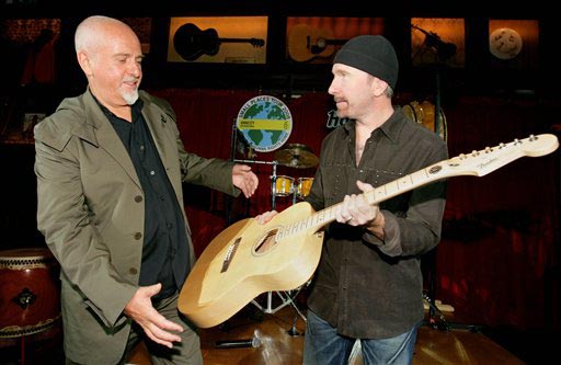 Экс-вокалист Genesis Питер Гэбриэл (на фото слева) был признан «Послом совести» на церемонии в лондонском Hard Rock Cafe. Как сообщает NME, награду ему вручил гитарист группы U2 Эдж.