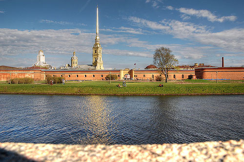 Петропавловка сбрасывает леса