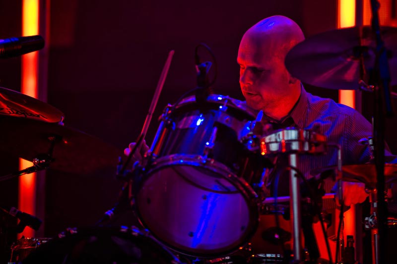 Фил Селуэй, барабанщик Radiohead, готовит к выпуску свой первый сольный альбом. Селуэй будет сам петь на новом релизе.